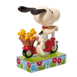 Enesco Jim Shore Peanuts Snoopy On Scooter Figurine, 6.5" 5 Enesco Jim Shore Peanuts Snoopy On Scooter Figurine, 6.5" -Enesco Jim Shore Peanuts Snoopy on Scooter Figurine 6010122 02